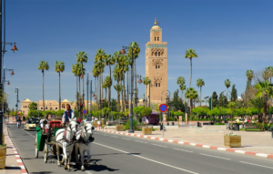 Reserva tour 2 días Ouarzazate a Marrakech , Tour con guía habla tu idioma, viaje Ouarzazate a Marrakech visita Plaza famosa Djemaa fina , Salida Ouarzazate a Marrakech con guía, visita Aït Benhaddou , Tour marrakech a Ouarzazate y vuelta